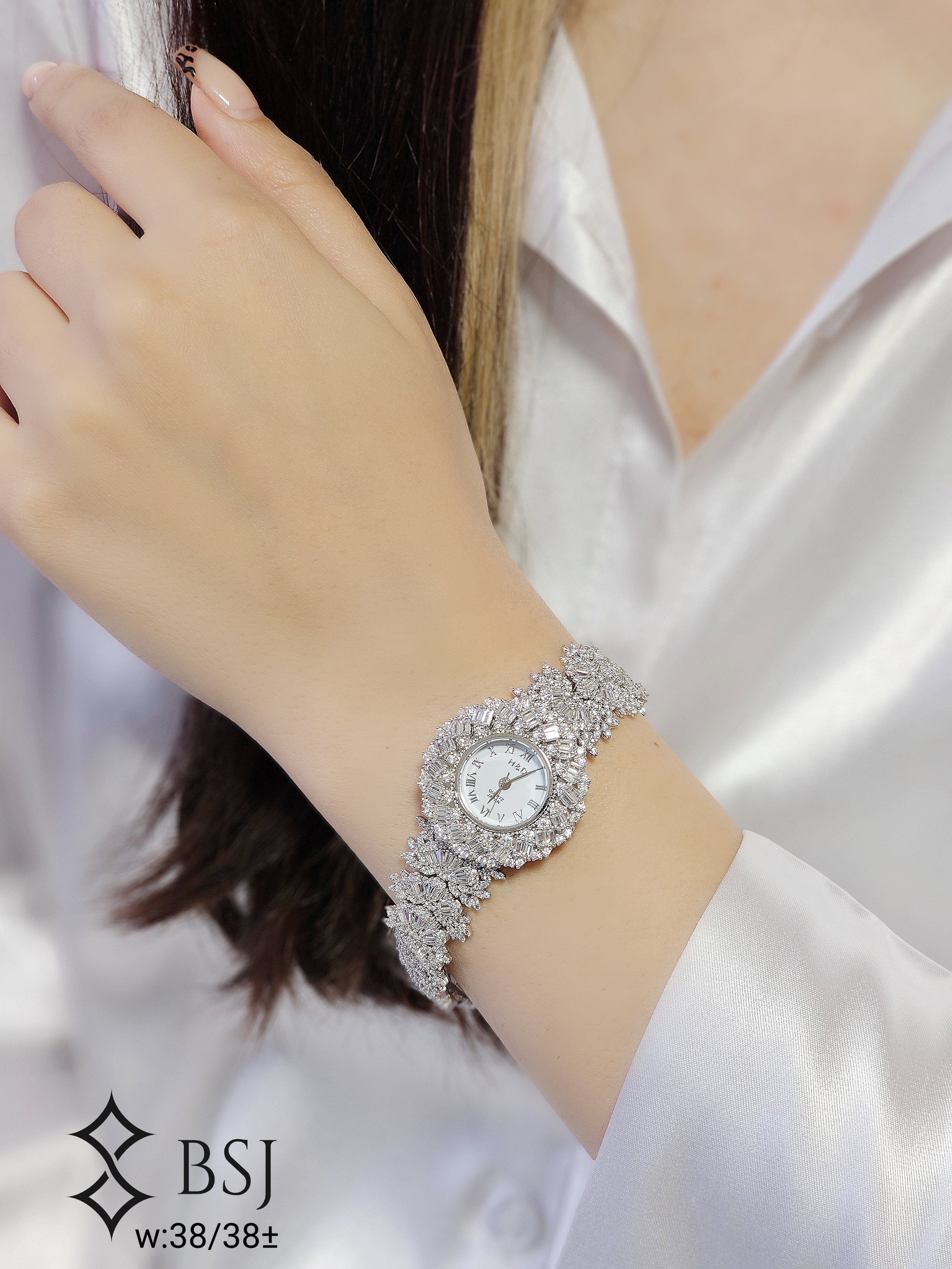 ساعت نقره مچی GS106 با نگین‌های برلیان و باگت – نقره ونوس