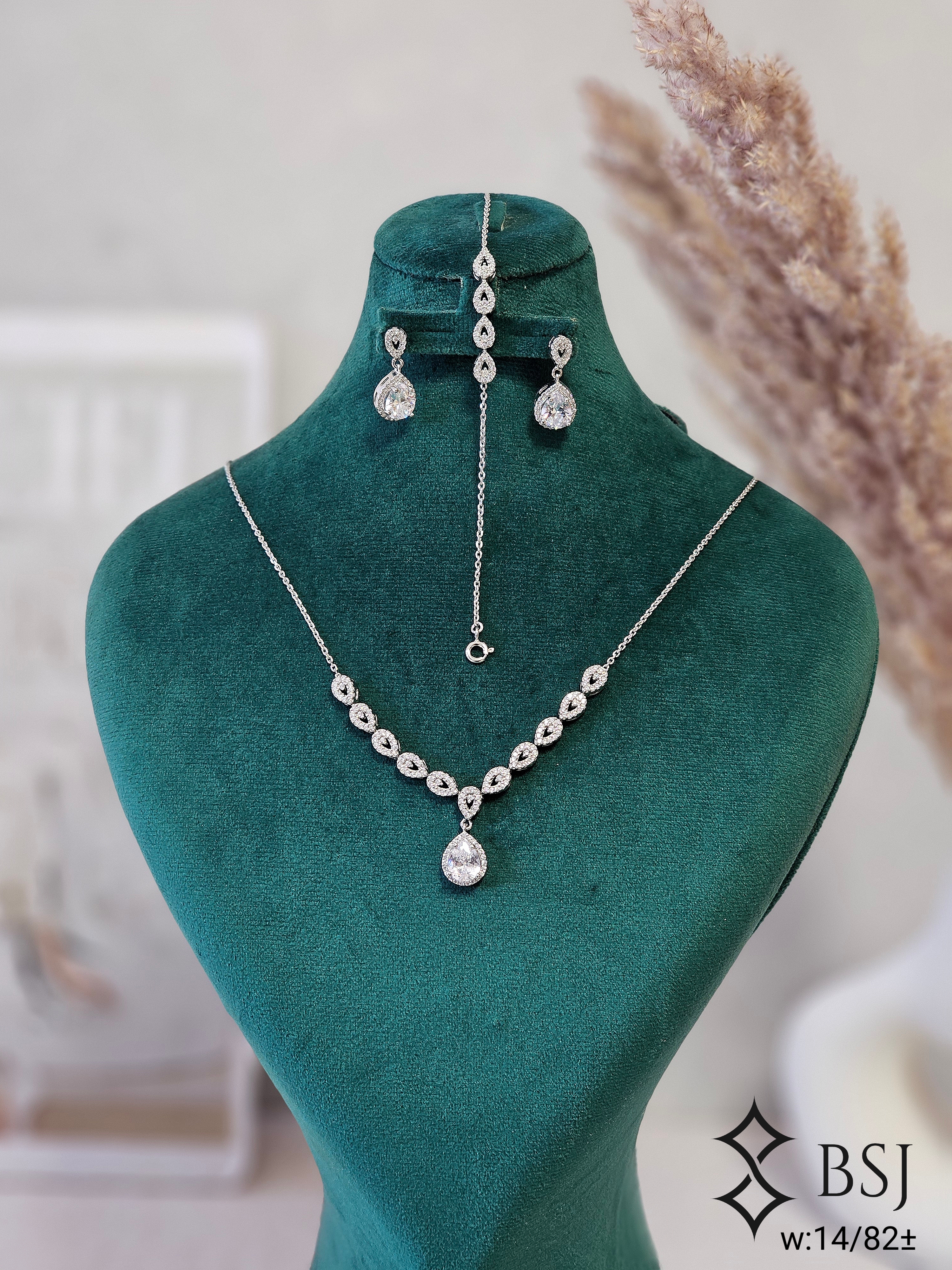 سرویس نقره GT118 با نگین برلیان طرح اشکی؛ ظریف، زنجیری و مناسب استایل دخترانه و زنانه