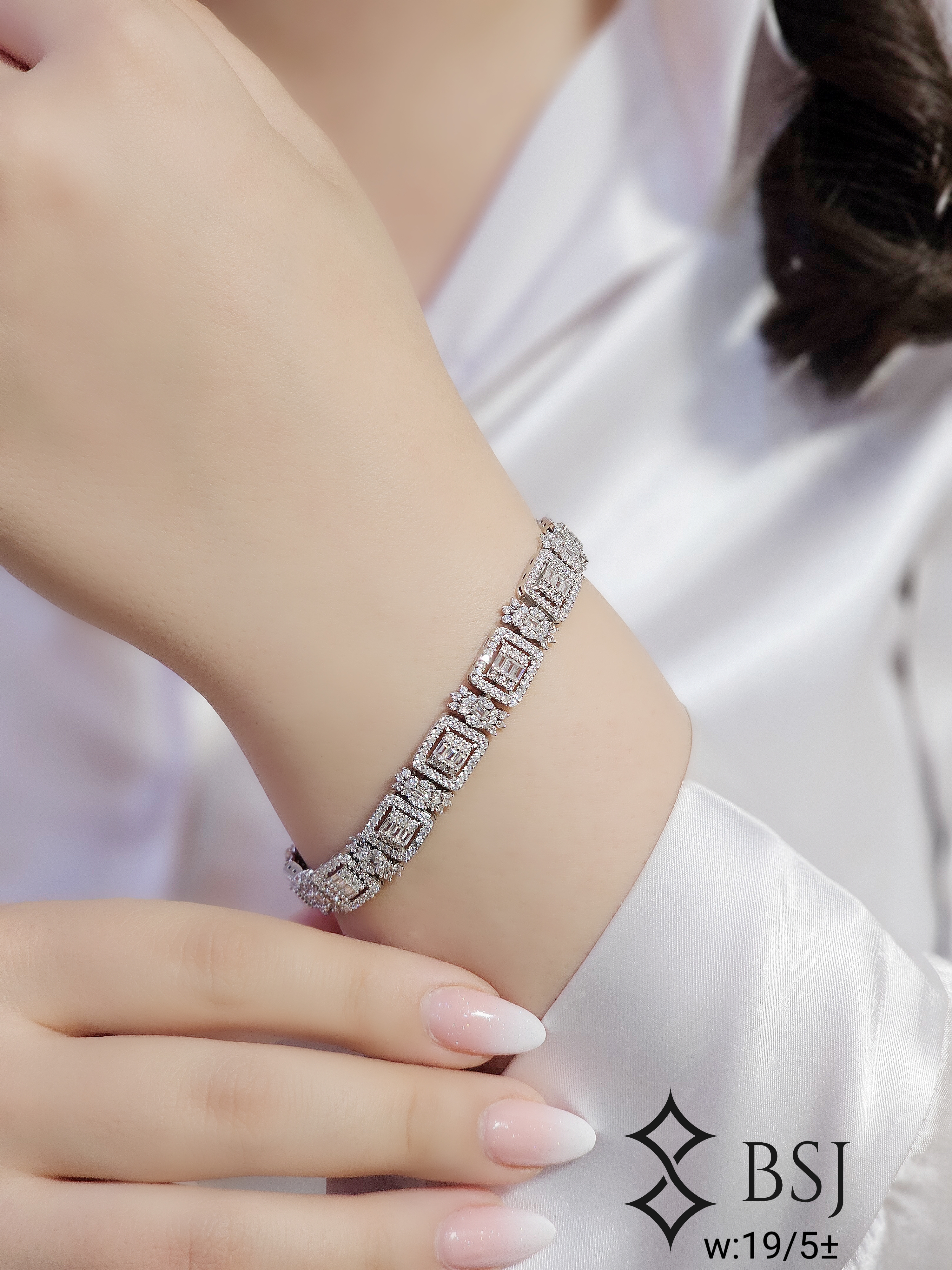 دستبند نقره GN102 نقره ونوس با نگین امرالدکات – ظرافت کلاسیک برای بانوان شیک‌پسند