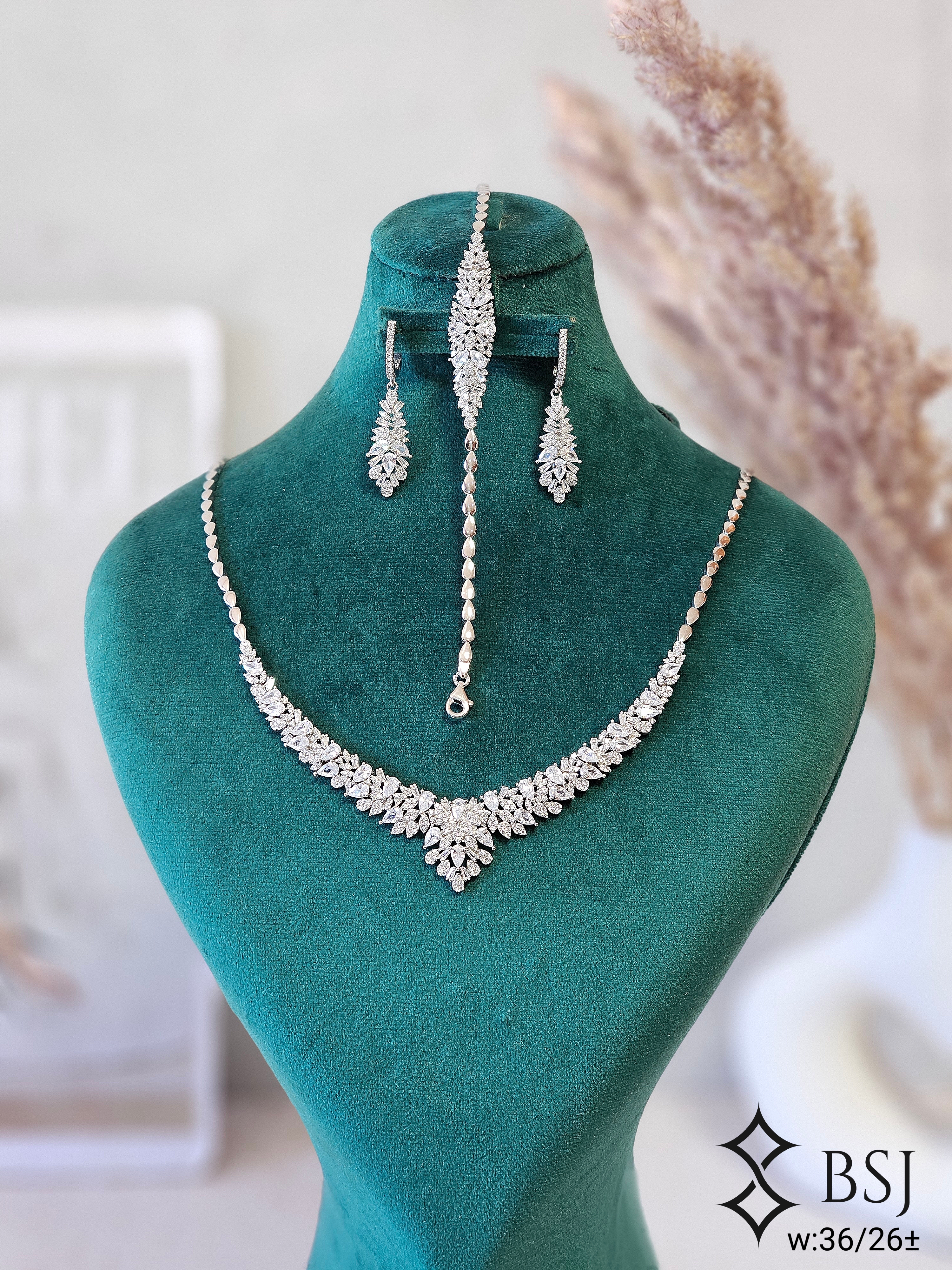 سرویس نقره GT119 با نگین برلیان، باگت و مارکیز؛ طراحی لاکچری و درخشان مشابه طلا